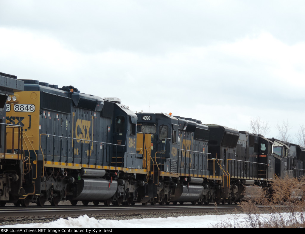 CSX 8846 on M560